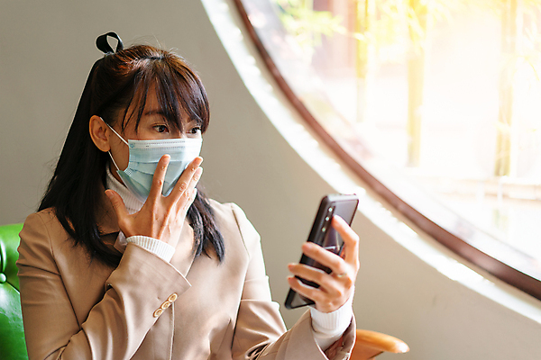 포토 JPG 해외이미지 라이프스타일 여자 행복 얼굴 여행 자동차 가면 마스크 한명 미소 사람 동양인 성인 여름 스마트폰 선글라스 쇼핑백 유행 건강관리 상점 중국 잡기 신용카드 바이러스 보호 쇼핑몰 고객 일반 위생관리 해외포토 1 계절 감정 아시아 안경 육상교통 컨셉 가방 모션 표정 건강 관리 인종 생활 신체부위 금융 핸드폰 스마트기기 파일형식 이미지허브