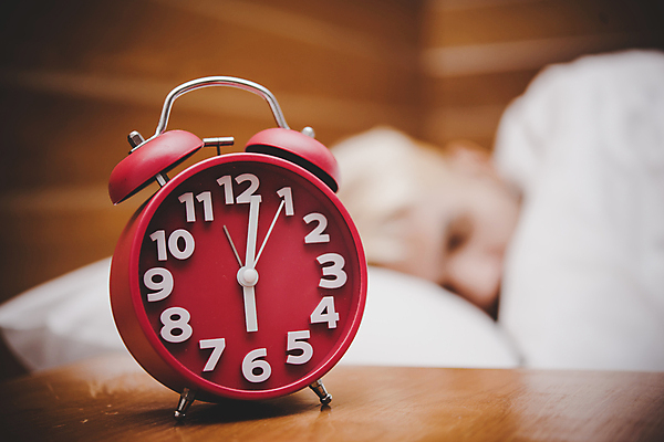 포토 JPG 해외이미지 손 여자 시계 베개 아침 휴식 주택 피곤 사람 사람없음 빨간색 침실 꿈 흰색 침대 시간 잠 공포 거짓말 해외포토 주간 컬러 가구 컨셉 침구 건물 신체부위 파일형식 이미지허브