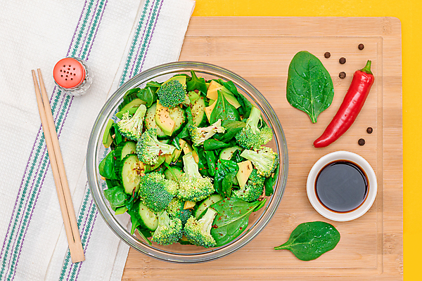 포토 JPG 해외이미지 그릇 젓가락 고추 사람없음 초록색 하이앵글 신선 브로콜리 시금치 아보카도 건강식 나무도마 그린푸드 비건음식 해외포토 식기 음식 뷰포인트 컬러 채소 과일 도마 수저 목재 파일형식 비건 이미지허브