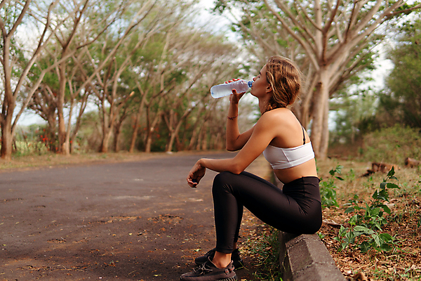 포토 JPG 해외이미지 1 라이프스타일 공원 여자 음료 스포츠 신체 자연 건강 피곤 한명 사람 20대 야외 물 달리기 조깅 운동 연습 달리기선수 해외포토 자연요소 공공시설 컨셉 모션 청년 생활 생태계 육상선수 파일형식 이미지허브