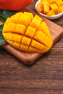 포토 JPG 해외이미지 스튜디오촬영 그릇 나뭇잎 쟁반 근접촬영 사람없음 목재 노란색 망고 해외포토 나무 식기 뷰포인트 컬러 잎 재료 실내 열대과일 파일형식 이미지허브