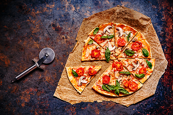 포토 JPG 해외이미지 종이 검은배경 패스트푸드 실내 사람없음 하이앵글 마르게리타피자 씬피자 커터 피자칼 종이호일 해외포토 뷰포인트 백그라운드 주방용품 피자 내부 검은색 인스턴트 파일형식 이미지허브