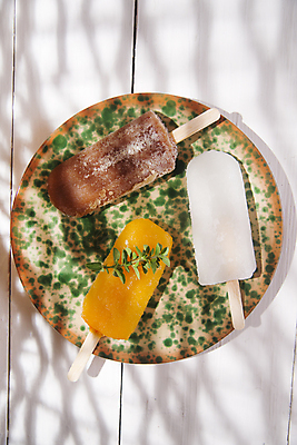 포토 JPG 해외이미지 접시 잎 아이스크림 실내 그림자 사람없음 하이앵글 세개 달콤 시원함 막대아이스크림 나무배경 해외포토 식물 식기 뷰포인트 백그라운드 디저트 3 내부 맛 파일형식 이미지허브