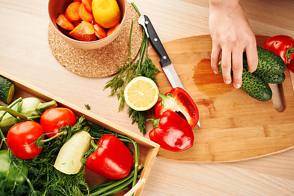 포토 JPG 해외이미지 손 음식 토마토 파프리카 요리 신체부위 재료손질 레몬 요리중 식칼 건강식 나무도마 해외포토 채소 과일 모션 주방용품 도마 사람 목재 손질 파일형식 이미지허브
