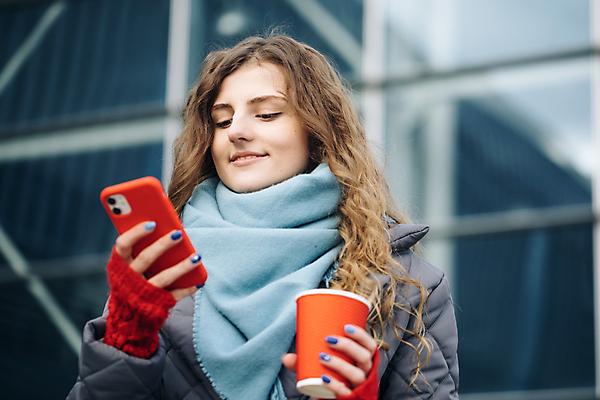 포토 JPG 해외이미지 1 라이프스타일 손 응시 행복 커피 인터넷 통신 모바일 거리 한명 사람 야외 컵 스마트폰 핸드폰 유행 걷기 목도리 잡기 도시 네트워크 센터 메시지 우아함 어플리케이션 연결 주말 소매 빨간머리 소셜 셀룰러 해외포토 헤어스타일 식기 시선 잡화 감정 음료 컨셉 모션 생활 신체부위 전자제품 스마트기기 파일형식 이미지허브