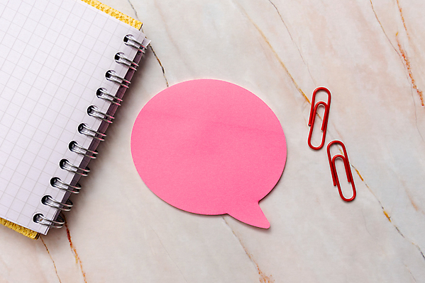 포토 JPG 해외이미지 종이 분홍색 백그라운드 말풍선 아이디어 사람없음 공책 클립 대리석 카피스페이스 해외포토 컬러 컨셉 재료 문구용품 공백 파일형식 이미지허브