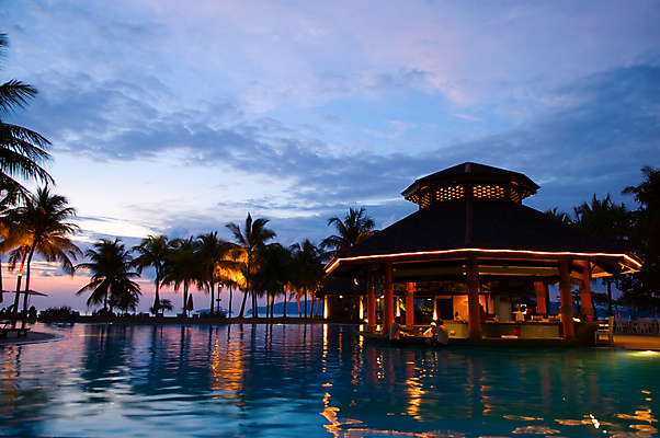 포토 JPG 해외이미지 나무 실루엣 바다 여행 우산 건축양식 자연 하늘 호텔 휴가 휴식 수영장 손바닥 사람없음 물 여름 반사 침묵 일몰 전원 바 고급 저녁 오두막 빌라 휴양지 가림막 해외포토 자연요소 식물 손 계절 건축 컨셉 숙소 주택 촬영기법 노을 소리 장소 전기에너지 야간 생태계 파일형식 이미지허브