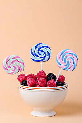 포토 JPG 해외이미지 막대사탕 사람없음 담기 산딸기 젤리 꽂음 마시멜로우 주황색배경 해외포토 백그라운드 과일 모션 디저트 사탕 주황색 파일형식 이미지허브