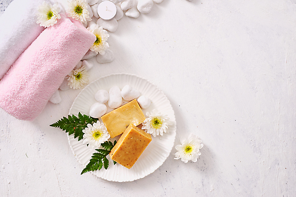 포토 JPG 해외이미지 접시 꽃 실내 사람없음 하이앵글 수건 뷰티 스파 피부관리 흰배경 스파용품 향초 스톤 바디케어 천연비누 카피스페이스 해외포토 식물 식기 뷰포인트 백그라운드 초 내부 위생용품 공백 흰색 오브젝트 비누 파일형식 이미지허브