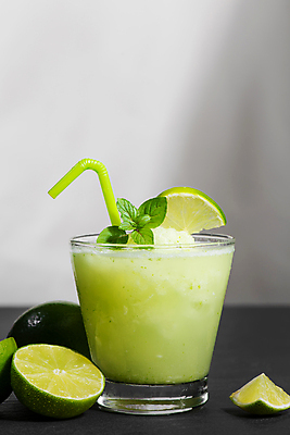 포토 JPG 해외이미지 회색배경 단면 잔 실내 빨대 사람없음 아웃포커스 장식 칵테일 민트 라임 해외포토 식기 백그라운드 과일 주류 촬영기법 내부 회색 허브 파일형식 이미지허브