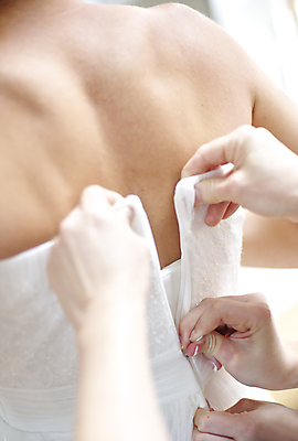 포토 JPG 해외이미지 백인 손 디자인 드레스 옷 여자 리본 결혼 결혼식 관리 사랑 사람 사람없음 장식 세로 청춘 유행 낭만 흰색 축하 직물 가운 우아함 디자이너 실크 묘사 준비 지퍼 코르셋 해외포토 레이스천 서양인 직업 감정 컬러 컨셉 이벤트 신체부위 파일형식 이미지허브