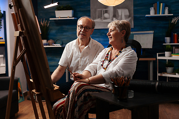 포토 JPG 해외이미지 응시 여자 할아버지 노년 남자 할머니 실내 미소 앉기 상반신 두명 앞모습 옆모습 노부부 이젤 노인만 해외포토 부부 시선 뷰포인트 모션 표정 사람 성인 내부 미술도구 성인만 파일형식 이미지허브