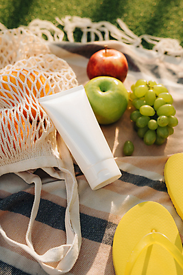 포토 JPG 해외이미지 사람없음 야외 아웃포커스 사과 쪼리 선크림 청포도 네트백 해외포토 가방 과일 포도 촬영기법 화장품 샌들 파일형식 이미지허브