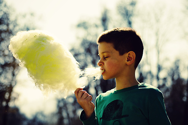 포토 JPG 해외이미지 백인 학생 공원 어린이 따뜻함 그림자 한명 소년 야외 여름 햇빛 태양 맑음 숲 먹기 토막 해외포토 자연요소 서양인 1 계절 공공시설 남자 모션 날씨 사람 파일형식 이미지허브