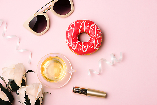 포토 JPG 해외이미지 리본 실내 사람없음 하이앵글 선글라스 장미 립스틱 도넛 달콤 찻잔 컵받침 분홍색배경 해외포토 꽃 안경 뷰포인트 분홍색 백그라운드 디저트 잔 내부 화장품 맛 받침대 파일형식 이미지허브
