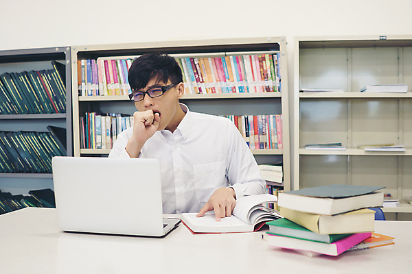 포토 JPG 해외이미지 학생 라이프스타일 남자 행복 인터넷 비즈니스 탁자 한명 사람 성인 노트북 학습 스터디 컴퓨터 공책 타이핑 기록 업무 온라인 해외포토 1 교육 감정 가구 문구용품 생활 전자제품 작업 파일형식 이미지허브