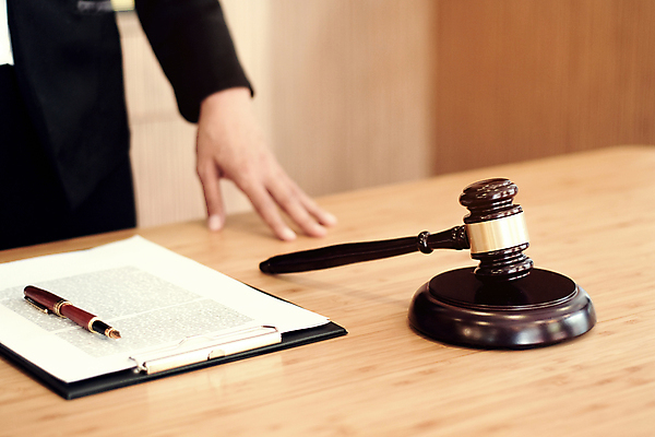 포토 JPG 해외이미지 손 실내 손짓 아웃포커스 신체부위 만년필 법률가 법 의사봉 계약서 변호사 나무책상 서류판 해외포토 직업 모션 촬영기법 사람 내부 목재 펜 사무용품 책상 파일형식 이미지허브