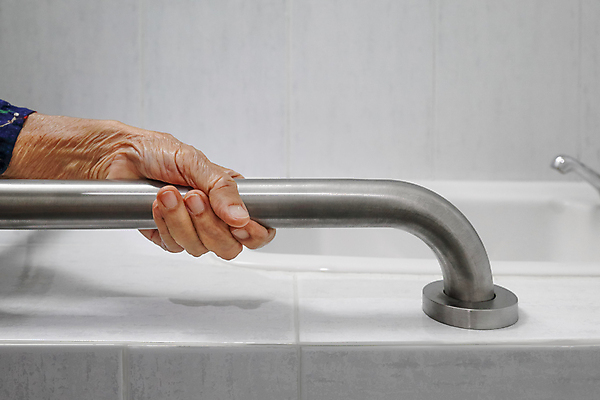 포토 JPG 해외이미지 손 여자 노년 할머니 벽 난간 태국 주택 건강 병원 한명 안전 사람 동양인 일본 중국 욕실 환자 잡기 주름 닫기 은퇴 인도인 싱가폴 물리치료 옛날 지원 헬프 노화 해외포토 외국인 1 아시아 컨셉 의학 모션 인종 성인 건물 신체부위 치료 도움 파일형식 이미지허브