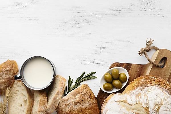 포토 JPG 해외이미지 빵 실내 사람없음 하이앵글 우유 머그컵 흰배경 올리브 나무도마 카피스페이스 해외포토 열매 음식 뷰포인트 백그라운드 유제품 도마 내부 목재 컵 공백 흰색 파일형식 이미지허브