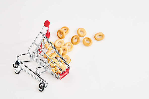 포토 JPG 해외이미지 실내 사람없음 쇼핑 쇼핑카 미니어처 오브젝트 흰배경 베이글 쏟아짐 넘어짐 해외포토 빵 백그라운드 모션 내부 모형 카트 흰색 파일형식 이미지허브