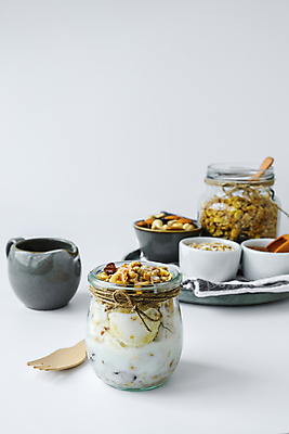 포토 JPG 해외이미지 실내 사람없음 흰배경 요거트 나무포크 오트밀 그래놀라 그릭요거트 해외포토 음식 백그라운드 포크 유제품 내부 흰색 파일형식 귀리 이미지허브