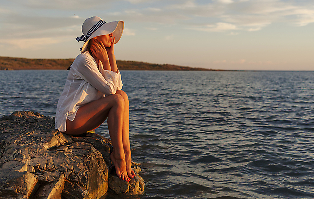 포토 JPG 해외이미지 라이프스타일 응시 여자 행복 감정 바다 생각 휴식 따뜻함 건강 한명 앉기 야외 여름 햇빛 여행객 평화 우주 침묵 일몰 새벽 꿈 관찰 화려 황금 명상 휴양지 몽상가 배려 해외포토 자연요소 1 시선 계절 컨셉 모션 사람 생활 태양 노을 소리 장소 파일형식 이미지허브
