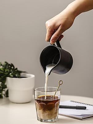 포토 JPG 해외이미지 손 커피 실내 신체부위 우유 붓기 라떼 해외포토 음료 모션 유제품 사람 내부 파일형식 이미지허브