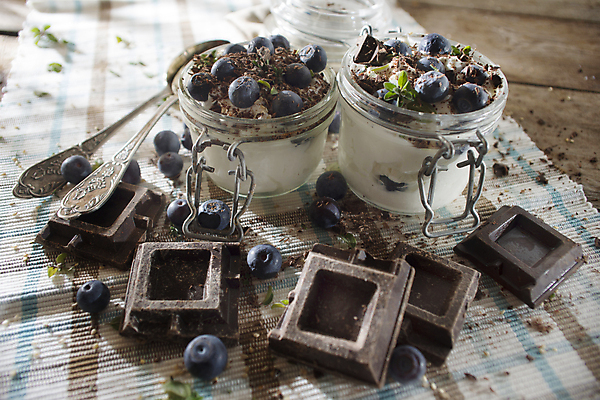 포토 JPG 해외이미지 유리병 실내 사람없음 초콜릿 숟가락 식탁보 달콤 블루베리 요거트 부스러기 나무배경 해외포토 백그라운드 과일 병_용기 디저트 유제품 수저 내부 맛 파일형식 이미지허브