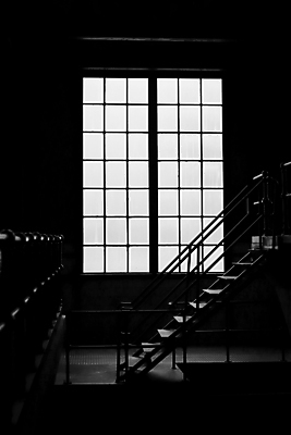 포토 JPG 해외이미지 창문 흑백 실내 사람없음 계단 어둠 해외포토 촬영기법 내부 파일형식 이미지허브