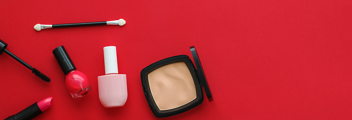 포토 JPG 해외이미지 디자인 백그라운드 컨셉 크리스마스장식 크리스마스 사람없음 하이앵글 뷰티 화장품 장식볼 립스틱 화려 고급 오브젝트 마스카라 매니큐어 빨간배경 팩트 플랫레이 해외포토 아이섀도브러쉬 기념일 뷰포인트 장식 빨간색 플랫 메이크업브러쉬 파일형식 이미지허브