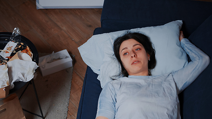 포토 JPG 해외이미지 여자 베개 한명 상반신 성인 앞모습 소파 눕기 슬픔 화장지 고독 울음 우울증 성인여자한명만 해외포토 1 감정 뷰포인트 의자 침구 모션 표정 사람 질병 여자한명만 성인여자만 파일형식 이미지허브