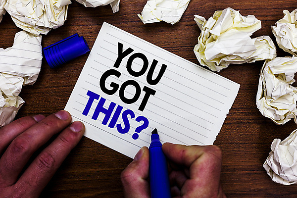 포토 JPG 해외이미지 손 영어 종이 실내 신체부위 기록 사인펜 종이뭉치 나무배경 해외포토 문자 백그라운드 사람 내부 펜 뭉치 파일형식 이미지허브