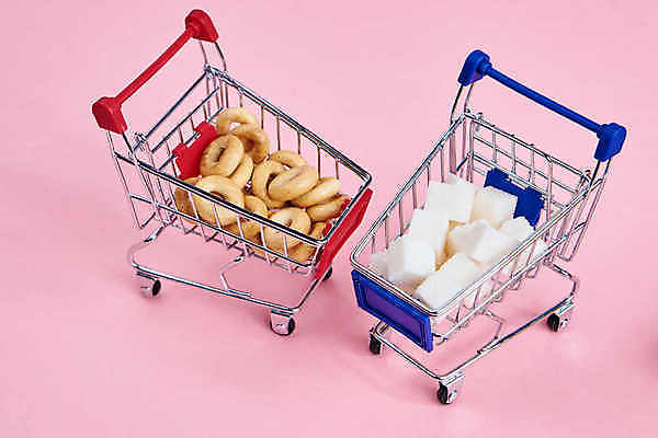 포토 JPG 해외이미지 실내 사람없음 쇼핑카 미니어처 오브젝트 베이글 분홍색배경 해외포토 빵 분홍색 백그라운드 내부 쇼핑 모형 카트 파일형식 이미지허브