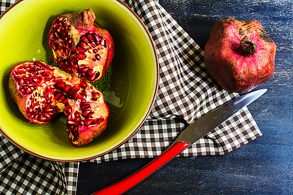 포토 JPG 해외이미지 접시 탁자 사람없음 칼 냅킨 석류 나무배경 해외포토 식기 가구 백그라운드 과일 파일형식 이미지허브