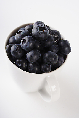 포토 JPG 해외이미지 잔 실내 사람없음 아웃포커스 신선 달콤 흰배경 담기 블루베리 해외포토 식기 백그라운드 과일 모션 촬영기법 내부 흰색 맛 파일형식 이미지허브