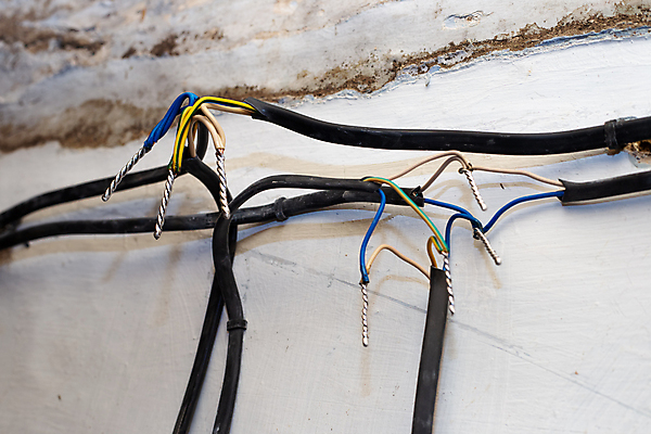 포토 JPG 해외이미지 산업 선 벽 안전 사람없음 건물 금속 힘 장비 흐름 에너지 과학기술 수리 구부린 코드 연결 위험 다발 유연 철 보따리 준비 순환 잠금 철사 고정 유지 설치 전압 배선 해외포토 건축물 컨셉 모션 재질 기술 한자 보안 파일형식 이미지허브