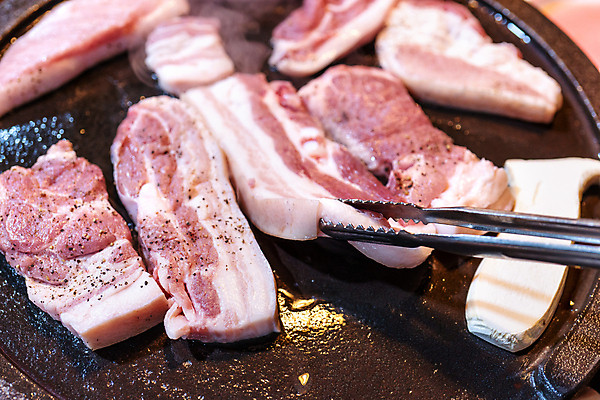 포토 JPG 해외이미지 한식 실내 집게 생고기 돼지고기 사람없음 잡기 굽기 삼겹살 해외포토 음식 모션 육류 내부 구이 파일형식 이미지허브