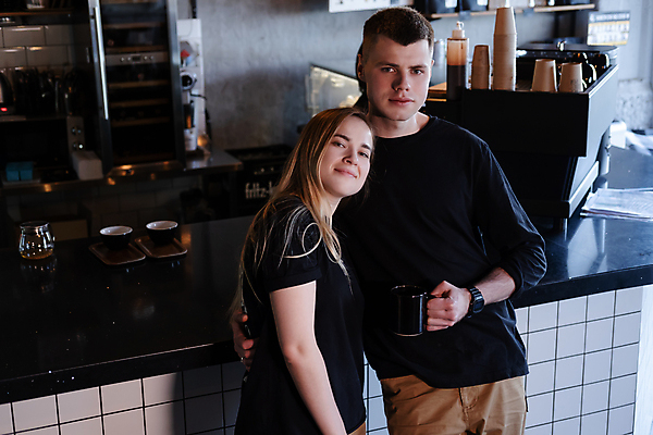 포토 JPG 해외이미지 백인 직업 라이프스타일 커플 커피 비즈니스 가족 관계 성공 함께함 미소 내부 두명 상점 카페 업무 바리스타 카페테리아 주인 중소기업 해외포토 서양인 음료 컨셉 회사 표정 사람 생활 작업 파일형식 이미지허브
