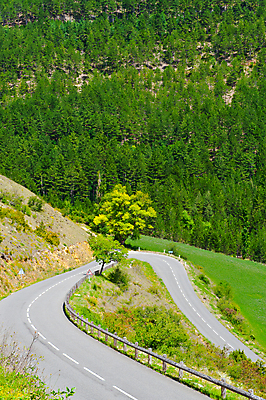 포토 JPG 해외이미지 나무 유럽 도로 선 여행 밭 곡선 교통시설 자연 산 항해 경고 안전 풍경 사람없음 야외 초록색 농장 환경 봄 프랑스 숲 위험 아스팔트 방향 속도 회전 알프스 느림 프랑스어 산악지대 굴곡 길가 방법 생태학 한계 해외포토 식물 문자 계절 교육 나라 길 컬러 교통 컨셉 농업 배_교통 시설 생태계 파일형식 이미지허브
