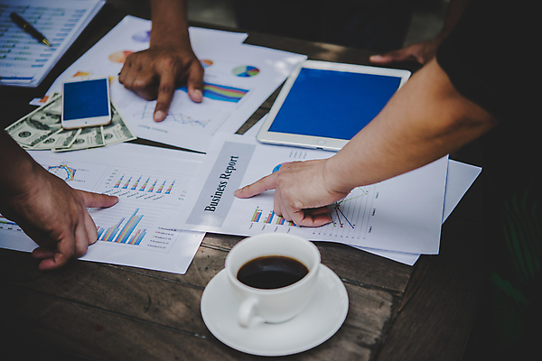 포토 JPG 해외이미지 컨셉 비즈니스 통계 설계 직장 사람 사람없음 금융 노트북 컴퓨터 사무실 자료 업무 작업 비즈니스맨 그룹 계획 분석 마케팅 세금 프로젝트 브레인스토밍 해외포토 남자 회사 경제 전자제품 직장인 파일형식 이미지허브