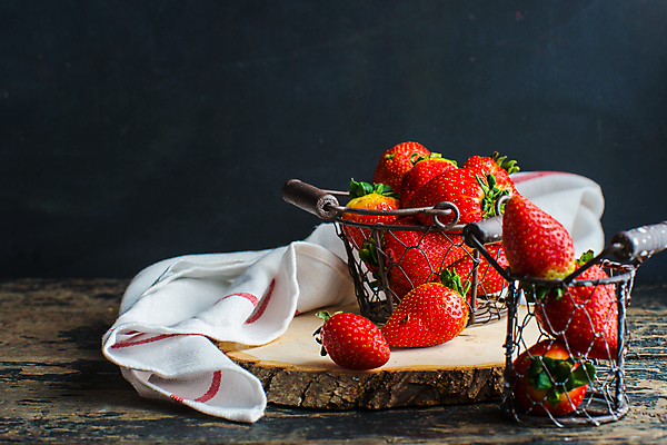 포토 JPG 해외이미지 딸기 사람없음 컵 신선 나무판자 헝겊 해외포토 식기 과일 목재 파일형식 천_직물 이미지허브