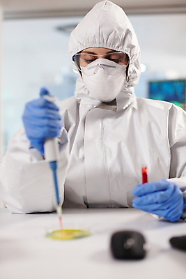 포토 JPG 해외이미지 응시 여자 실내 실험기구 실험 마스크 한명 들기 상반신 성인 앞모습 실험복 연구실 실험실 소프트포커스 과학자 보안경 샬레 연구소 성인여자한명만 방호복 해외포토 직업 1 시선 옷 뷰포인트 과학 모션 촬영기법 사람 내부 가운 안전장비 학자 여자한명만 성인여자만 파일형식 이미지허브