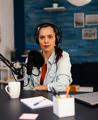 포토 JPG 해외이미지 응시 여자 한명 상반신 성인 앞모습 컵 파란색 노트북 촬영 헤드셋 공책 책상 마이크 연필꽂이 방송 촬영실 성인여자한명만 유튜버 해외포토 1 식기 시선 뷰포인트 컬러 음향기기 가구 문구용품 사람 전자제품 헤드폰 공간 여자한명만 성인여자만 파일형식 크리에이터 이미지허브