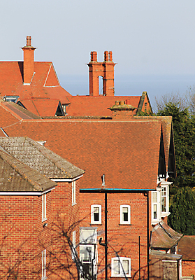 포토 JPG 해외이미지 영어 백그라운드 창문 지붕 부동산 잉글랜드 주택 굴뚝 사람없음 빨간색 햇빛 타일 해외포토 문자 컬러 영국 건물 태양 재산 파일형식 이미지허브