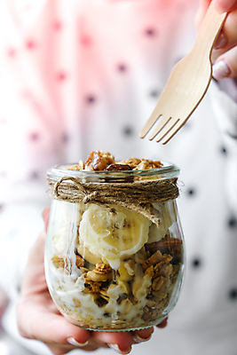 포토 JPG 해외이미지 손 여자 바나나 실내 한명 들기 상반신 성인 앞모습 아웃포커스 요거트 나무포크 성인여자한명만 그래놀라 그릭요거트 해외포토 1 음식 뷰포인트 포크 과일 모션 유제품 촬영기법 사람 내부 신체부위 여자한명만 성인여자만 파일형식 이미지허브