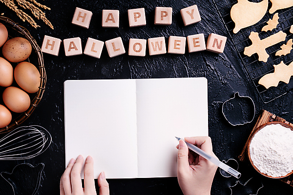 포토 JPG 해외이미지 손 행복 백그라운드 검은배경 신체부위 펜 쿠키 계란 공책 블록 할로윈 기록 밀가루 쿠키틀 카피스페이스 해외포토 감정 문구용품 디저트 사람 필기구 알 검은색 공백 가루 제빵도구 파일형식 이미지허브