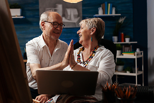 포토 JPG 해외이미지 여자 할아버지 노년 남자 할머니 실내 미소 웃음 들기 상반신 두명 앞모습 연필 마주보기 노부부 화목 그리기 이젤 맞대기 손맞댄 노인만 해외포토 부부 뷰포인트 컨셉 모션 학용품 표정 사람 성인 내부 필기구 미술도구 성인만 파일형식 이미지허브