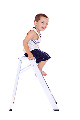 포토 JPG 해외이미지 백인 1 행복 어린이 백그라운드 놀이 주택 한명 미소 웃음 사람 소년 금속 흰색 작음 오르기 단계 해외포토 서양인 남자 감정 컬러 모션 재질 표정 건물 크기 파일형식 이미지허브