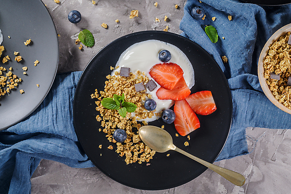 포토 JPG 해외이미지 접시 회색배경 딸기 실내 사람없음 하이앵글 숟가락 민트 블루베리 요거트 뮤즐리 그래놀라 해외포토 식기 음식 뷰포인트 백그라운드 과일 유제품 수저 내부 회색 허브 파일형식 이미지허브