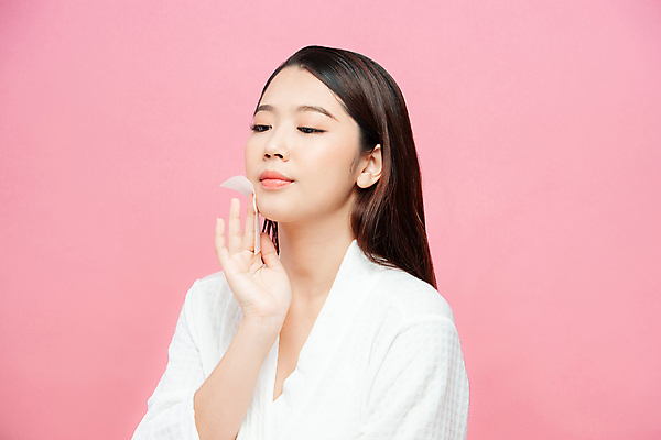 포토 JPG 해외이미지 응시 여자 실내 한명 들기 동양인 상반신 성인 옆모습 뷰티 피부관리 기름종이 성인여자한명만 분홍색배경 해외포토 1 시선 종이 뷰포인트 분홍색 백그라운드 모션 사람 인종 내부 여자한명만 성인여자만 파일형식 이미지허브